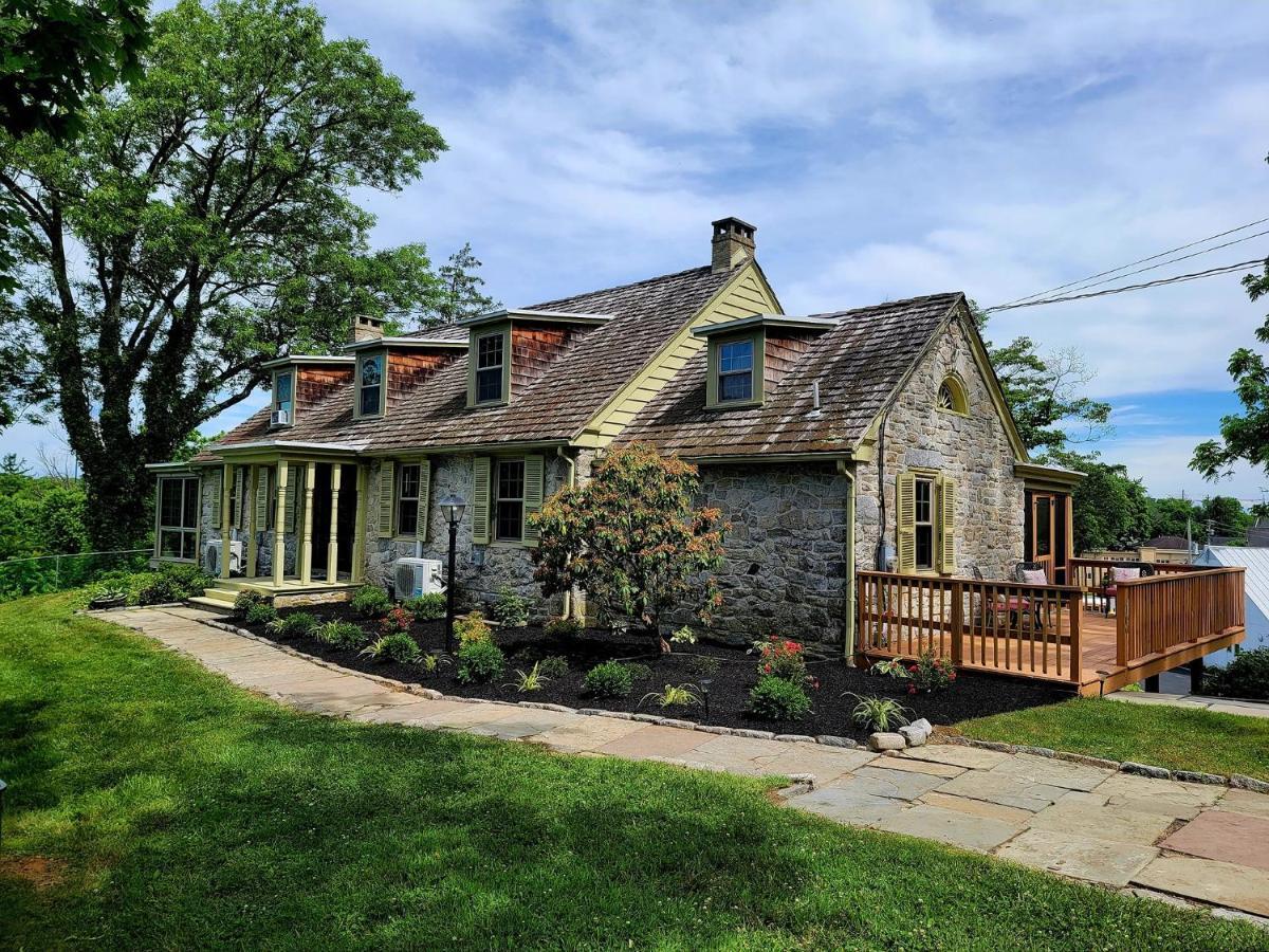 Downingtown Manor - 1900S Farmhouse With Creek Views Bagian luar foto