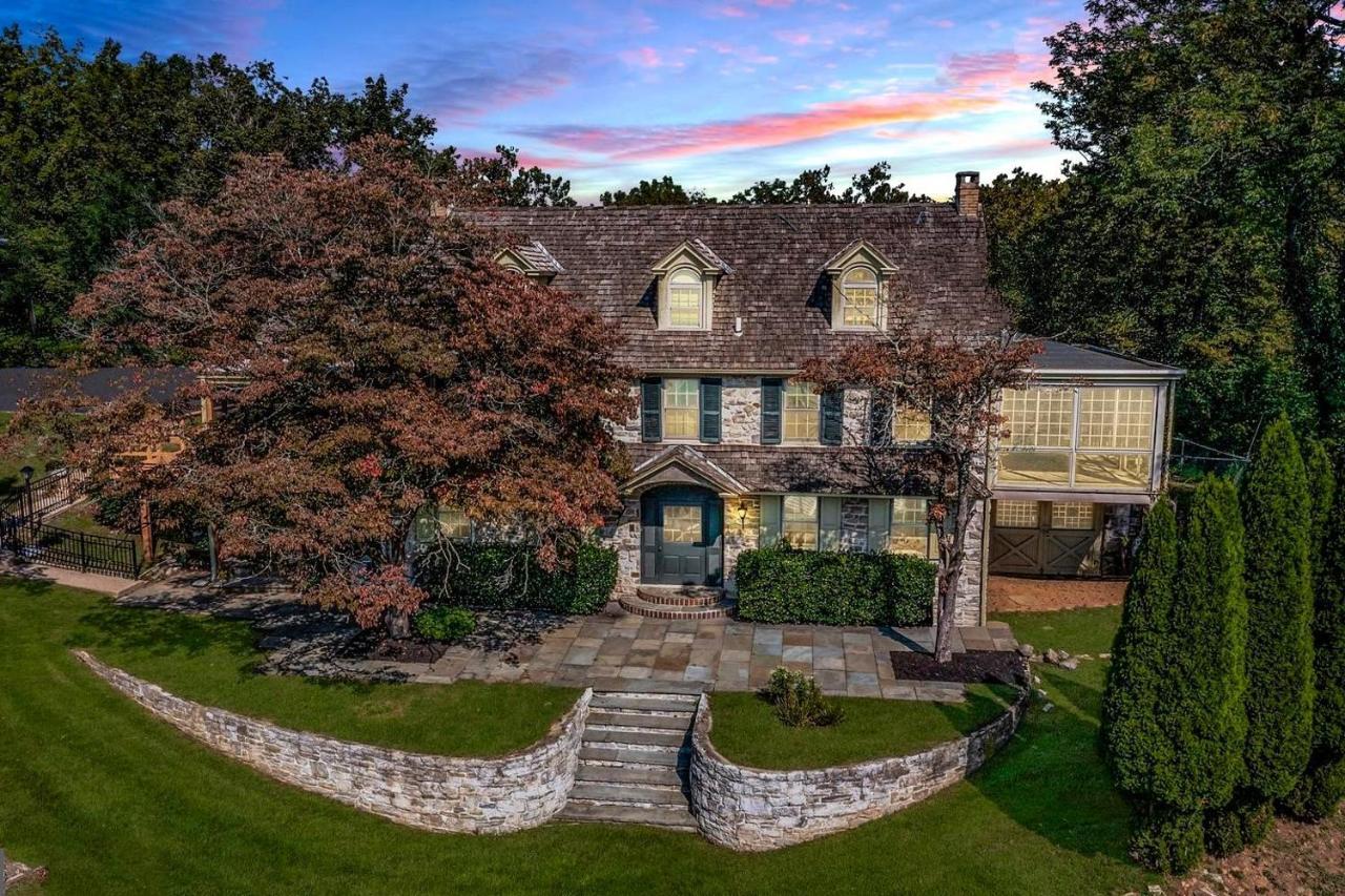 Downingtown Manor - 1900S Farmhouse With Creek Views Bagian luar foto